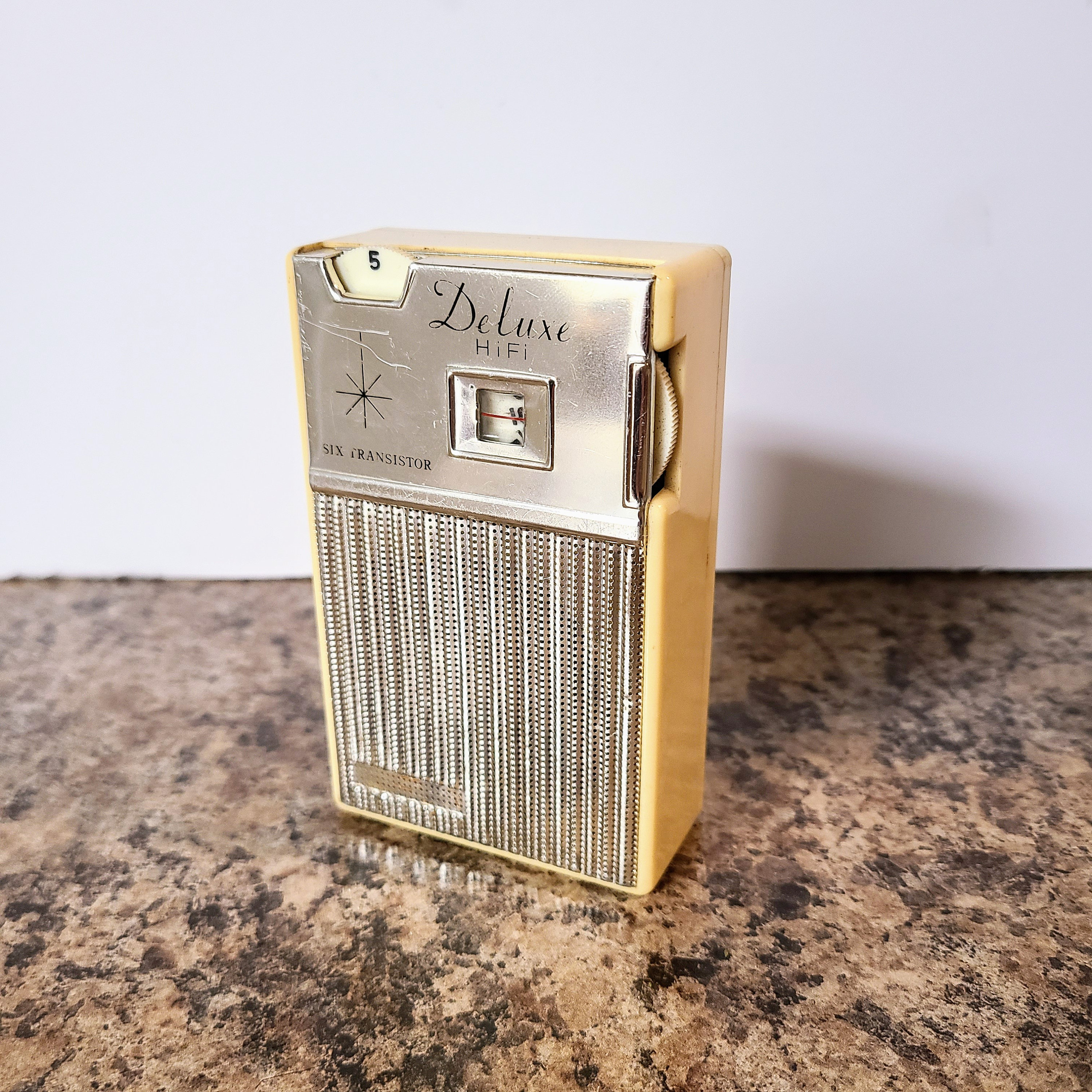 Vintage 1963 Deluxe Hifi Six Transistor HT-6043 Pocket Radio Vintage 1963 Deluxe Hifi Six Transistor HT-6043 Pocket Radio