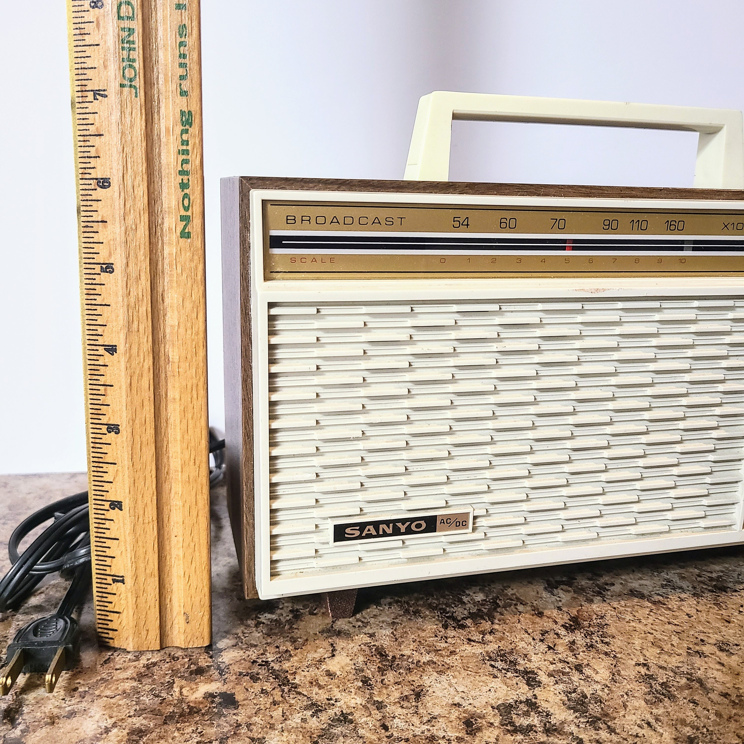 Vintage 1968 Sanyo Portable AM Radio, Model 6CA-119, Made in Vintage 1968 Sanyo Portable AM Radio, Model 6CA-119, Made in