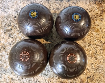 4 boules de bowling sur gazon en hensélite vintage, 2 lourdes, 2 de taille standard, 1951 et 1964