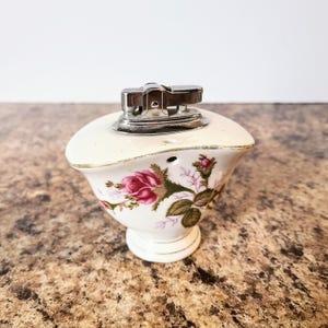 Briquet de table années 60 en céramique, finition florale rose mousse, fabriqué au Japon, fonctionnel