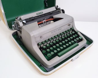 1954 Royal Quiet De Luxe Manual Typewriter, Made In Canada, With Original Case, Fully Working