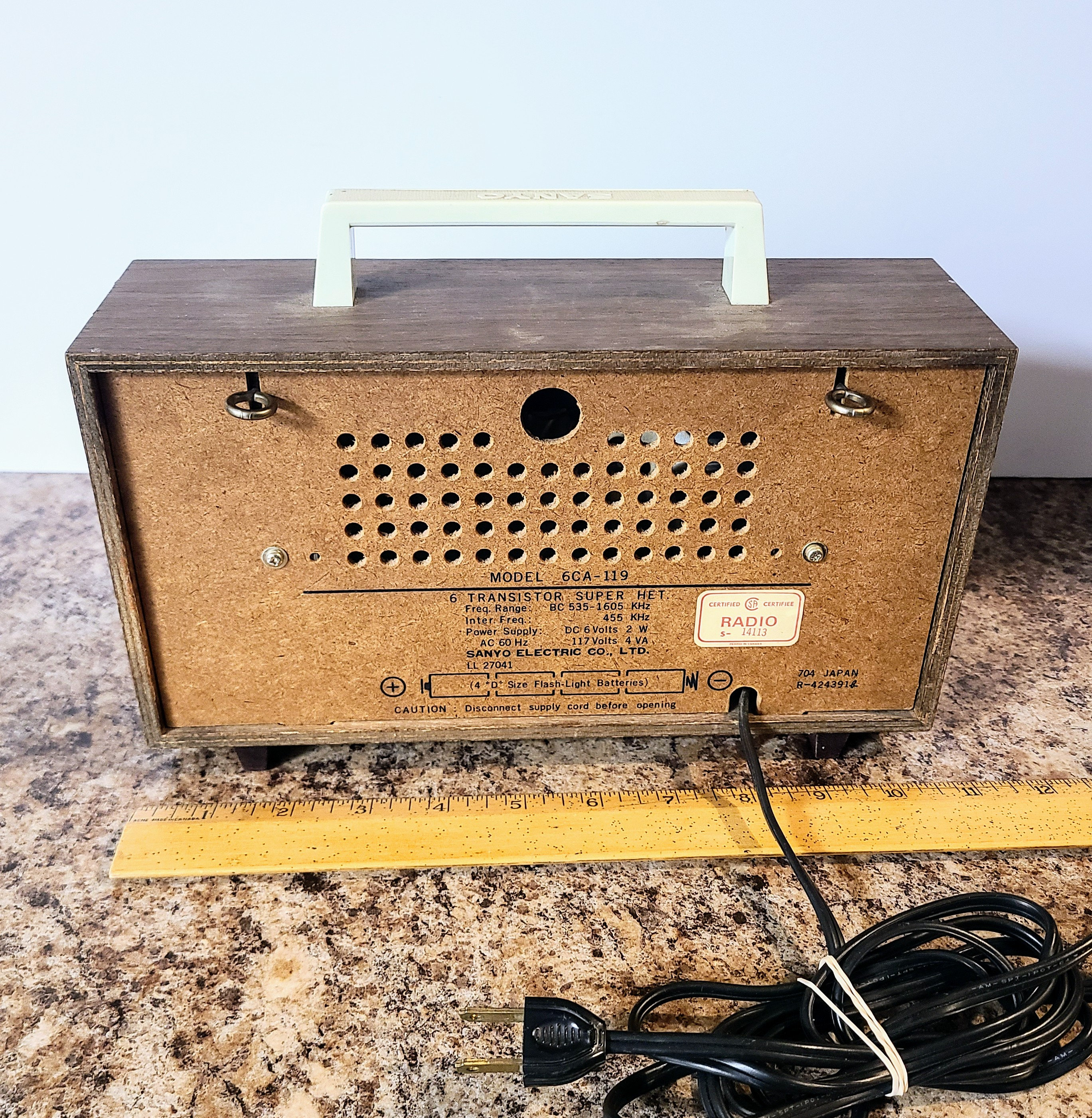 Vintage 1968 Sanyo Portable AM Radio, Model 6CA-119, Made in Vintage 1968 Sanyo Portable AM Radio, Model 6CA-119, Made in
