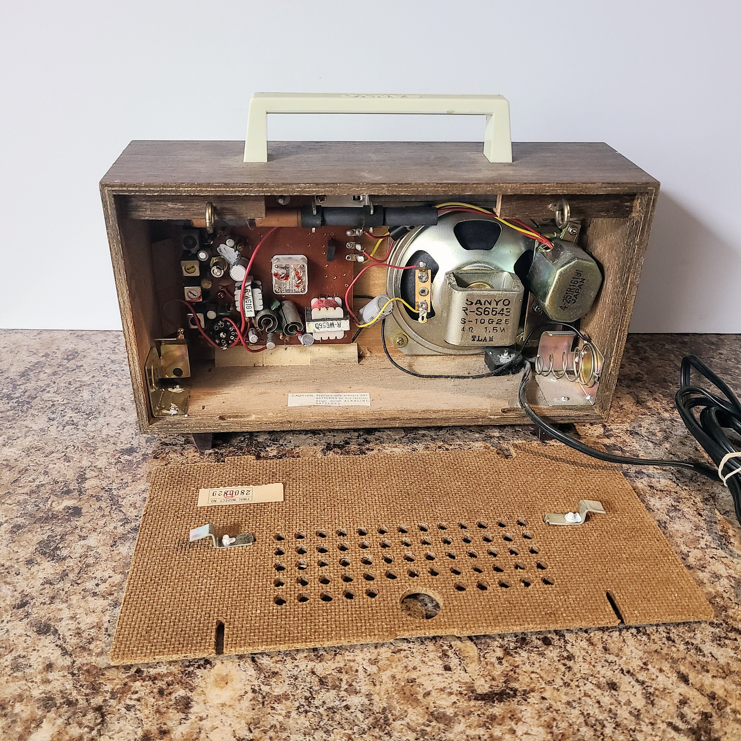 Vintage 1968 Sanyo Portable AM Radio, Model 6CA-119, Made in Vintage 1968 Sanyo Portable AM Radio, Model 6CA-119, Made in