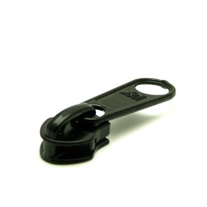 Puede incluir: Tirador de cremallera de plástico negro con un anillo de metal y la palabra "YKK" impresa en él.