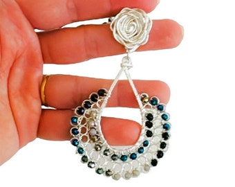 Pendientes de plata con alambre y cristales azul oscuro: una joya elegante y llamativa.
