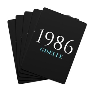 Geburtsjahr Wunschname Spielkarten | Geburtstagsspielkarten | Schwarzes personalisiertes Kartendeck | Geburtsjahr Individuelles Geschenk