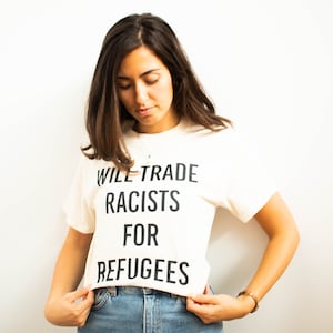 Échangera des racistes contre des réfugiés. Chemise noire, chemise beige, l’amour c’est l’amour, les réfugiés sont des gens aussi, faits à la main, diversité, taille plus, rotterdam