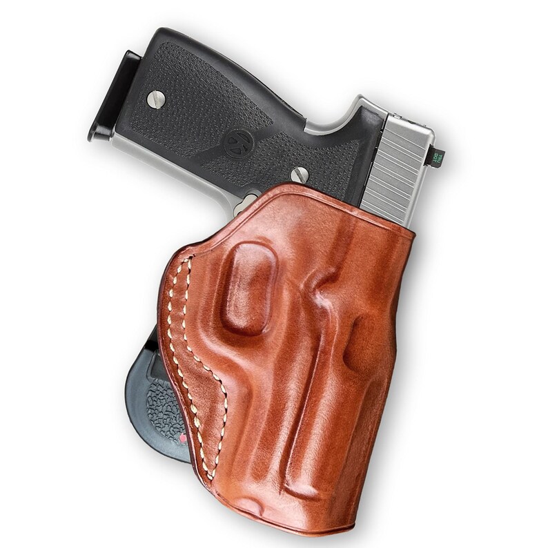 K&ouml;nnte beinhalten: Ein braunes Lederholster f&uuml;r eine Pistole. Das Holster hat ein gen&auml;htes Design und ist aus hochwertigem Leder gefertigt.