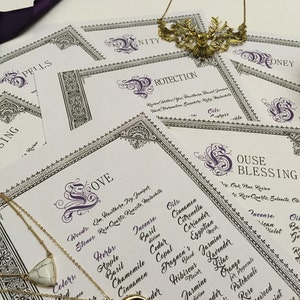 Könnte beinhalten: Ein Satz druckbarer Karten mit dekorativen Rändern und violettem Schriftzug. Jede Karte zeigt eine andere Art von Zauber, darunter "Liebe", "Schutz", "Reinigung", "Haus Segen", "Geld" und "Gesundheit". Die Karten listen die Zutaten für jeden Zauber auf, darunter Kräuter, Steine, Räucherwerk und Öle.