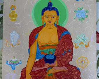 Puede incluir: Una pintura colorida de una figura de Buda sentado con un halo verde, vistiendo una túnica roja con detalles dorados. El fondo es beige con formas de nubes blancas y varios objetos simbólicos.