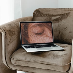 Vertikal laptopmodell nr 3 | Editoré-kollektion | Redigerbar Photoshop-modell | Redaktionell estetisk teknikmodell | MacBook-modell