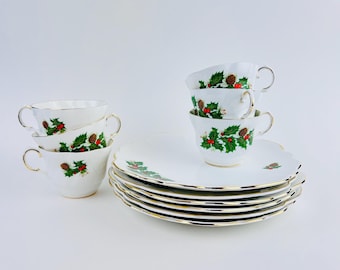 Zestaw świątecznych talerzy i filiżanek do herbaty „Yuletide” marki Queen's Rosina – angielska porcelana kostna – zestaw tenisowy Hostess