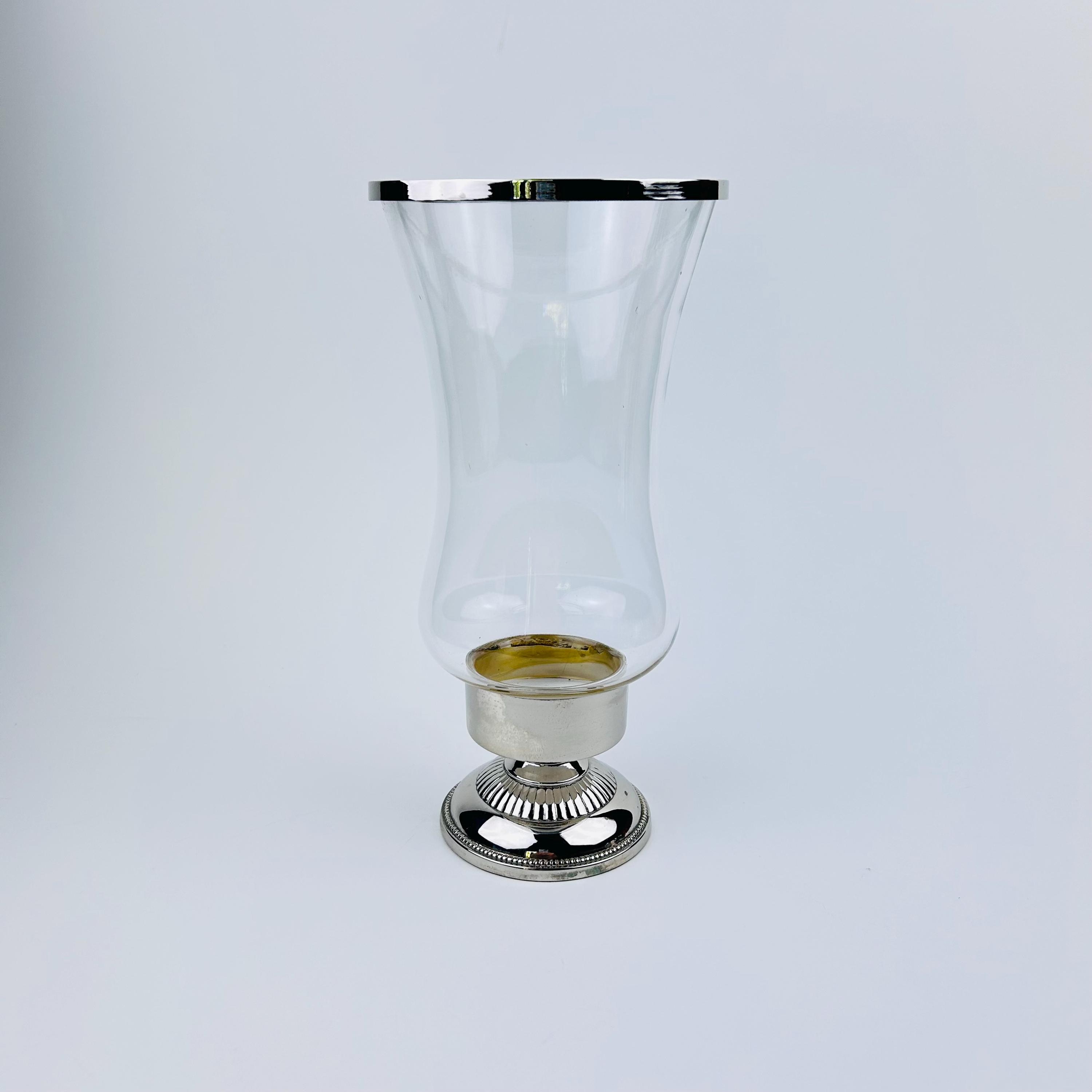 【美品】　ハリケーン　キャンドルホルダー　花瓶　アンティーク調　シャビー　聖杯型 シルバーメッキのハリケーン花瓶：透明ガラス台座キャンドルホルダー