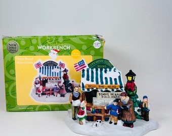 Vintage Santa's Workbench Collection Zeitungskiosk Americana Porzellan Weihnachtsdorf Accessoire 2002 ~ Weihnachts-Diorama