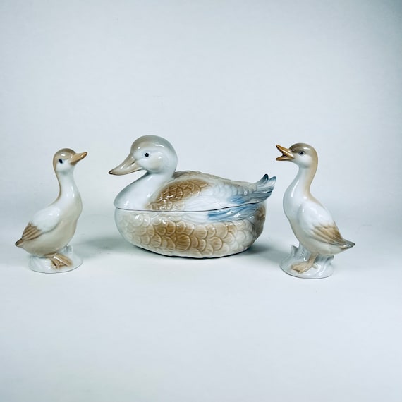 ヴィンテージのチャーミングなアヒルのお母さんとアヒルの子