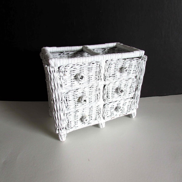 Vintage Patio Outdoor Dining White Wicker Rattan Boho Chic Basket Holder 8.5 x 4.25 x 7.5 in tall    FREE SH