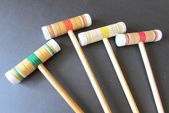 Lot Croquet Vintage Américain - Maillets En Bois Et Support, Jeu De Jardin