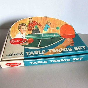 Raquettes Et Balles De Ping-pong Sur Une Table Bleue Avec Le Filet Deux 168465510