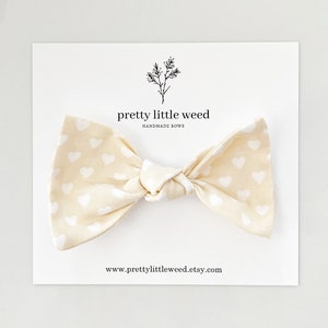cream hearts hair bow, hearts hair bow, neutral heart baby headband, neutral heart toddler bow, valentines toddler bow, toddler heart bow