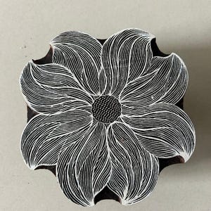 Schöner Blumenmuster-Holzdruck, der Block bildet