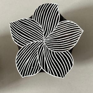Met de hand gesneden blok voor het maken van stempels met bloemmotief