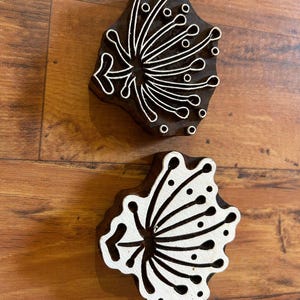Tweekleurige houten drukstempels bloemmotieven