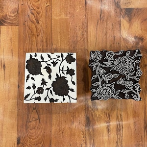 Set met houten print met bloemenontwerp en dubbele kleurenset
