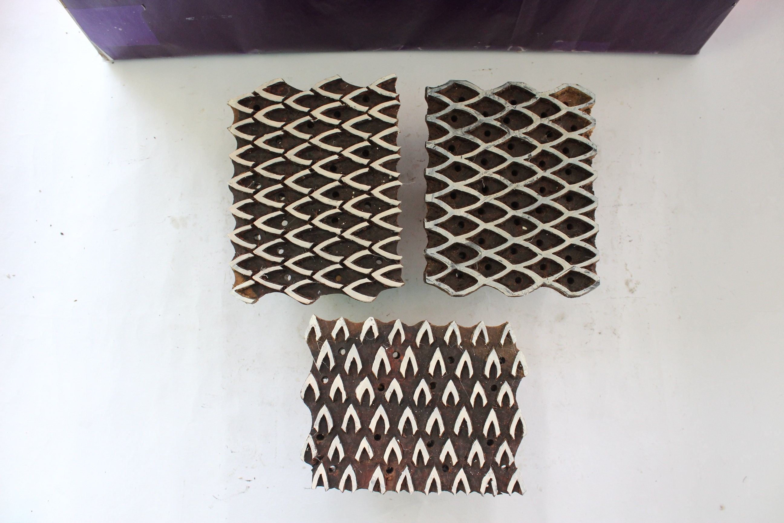 3色の木製印刷ブロックスタンプ、手作業による曲線模様のデザイン