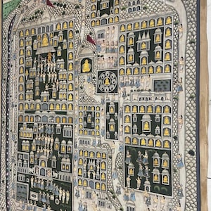 以下が含まれることがあります： 都市または寺院複合施設を描いた、複雑でカラフルな絵画。この作品は、多数の建物、人物、金色の像を特徴とし、緑と白の背景に設定されています。このスタイルは、伝統的または歴史的なテーマを示唆しています。