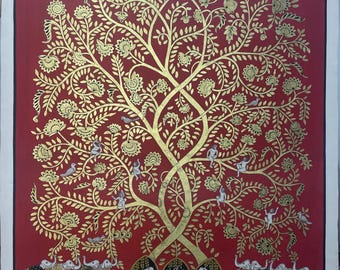 Puede incluir: Una pintura vibrante que presenta un árbol dorado con intrincados detalles florales sobre un fondo rojo intenso. La obra de arte incluye pájaros blancos, elefantes y figuras, mostrando un rico tema cultural. Enmarcado con un borde blanco.