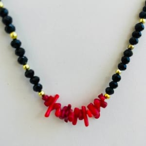Choker with red coral chips, Natural stone choker for women, Coral Jewelry, Mom gift, Gift for best friend, Anniversary gift, Birthday gift