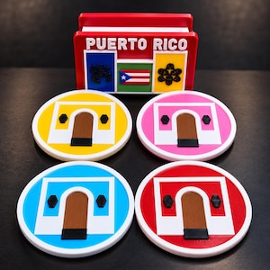 以下が含まれることがあります： PUERTO RICOの文字、旗、2つの黒いシンボルが描かれた赤い長方形のホルダーと、4枚の円形コースター。各コースターは、黄色、ピンク、青、または赤の背景に、茶色のドアが付いた白いアーチ型のデザインが施されています。