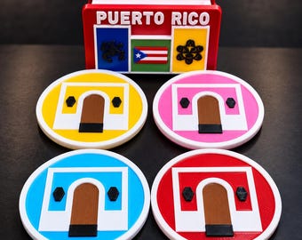 Puede incluir: Un soporte rectangular rojo con el texto PUERTO RICO, una bandera y dos símbolos negros, acompañado de cuatro posavasos circulares. Cada posavasos presenta un diseño de arco blanco sobre fondo amarillo, rosa, azul o rojo con puertas marrones.
