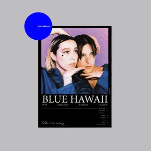 Può includere: Una copertina di un album in bianco e nero con una foto di due persone che indossano camicie blu. Il titolo dell'album è "BLUE HAWAII" e il testo "Take me away" è sotto il titolo.