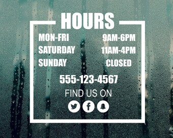 Puede incluir: Un cartel blanco con texto negro sobre un fondo borroso de gotas de agua. El cartel dice "HOURS" y enumera las horas de apertura del negocio para cada día de la semana. El número de teléfono 555-123-4567 está listado debajo de las horas. El cartel también dice "FIND US ON" e incluye iconos para Twitter, Facebook e Instagram.