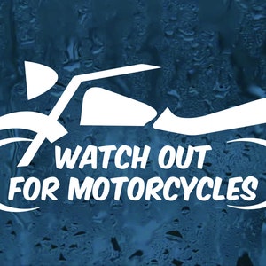 Puede incluir: Silueta blanca de una motocicleta con el texto "Watch Out For Motorcycles" sobre un fondo azul con gotas de agua.
