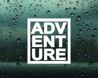 Puede incluir: Pegatina de vinilo blanco con la palabra "ADVENTURE" en una fuente en negrita y de bloque. La pegatina está sobre un fondo verde con gotas de agua.