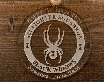 Adornos militares personalizados.