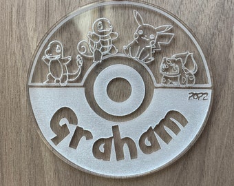 Adorno navideño de Pokémon personalizable con grabado acrílico.