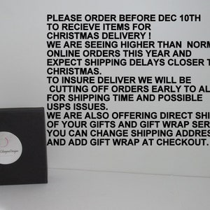 K&ouml;nnte beinhalten: Ein wei&szlig;er Hintergrund mit schwarzem Text, der lautet: "PLEASE ORDER BEFORE DEC 10TH TO RECIEVE ITEMS FOR CHRISTMAS DELIVERY! WE ARE SEEING HIGHER THAN NORMAL ONLINE ORDERS THIS YEAR AND EXPECT SHIPPING DELAYS CLOSER TO CHRISTMAS. TO INSURE DELIVER WE WILL BE CUTTING OFF ORDERS EARLY TO ALLOW FOR SHIPPING TIME AND POSSIBLE USPS ISSUES. WE ARE ALSO OFFERING DIRECT SHIPMENT OF YOUR GIFTS AND GIFT WRAP SERVICES. YOU CAN CHANGE SHIPPING ADDRESS AND ADD GIFT WRAP AT CHECKOUT."