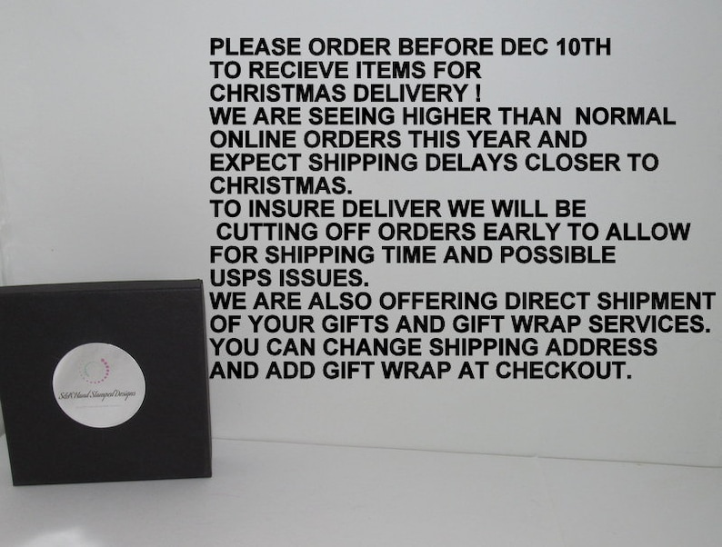 K&ouml;nnte beinhalten: Ein wei&szlig;er Hintergrund mit schwarzem Text, der lautet: "PLEASE ORDER BEFORE DEC 10TH TO RECIEVE ITEMS FOR CHRISTMAS DELIVERY! WE ARE SEEING HIGHER THAN NORMAL ONLINE ORDERS THIS YEAR AND EXPECT SHIPPING DELAYS CLOSER TO CHRISTMAS. TO INSURE DELIVER WE WILL BE CUTTING OFF ORDERS EARLY TO ALLOW FOR SHIPPING TIME AND POSSIBLE USPS ISSUES. WE ARE ALSO OFFERING DIRECT SHIPMENT OF YOUR GIFTS AND GIFT WRAP SERVICES. YOU CAN CHANGE SHIPPING ADDRESS AND ADD GIFT WRAP AT CHECKOUT."