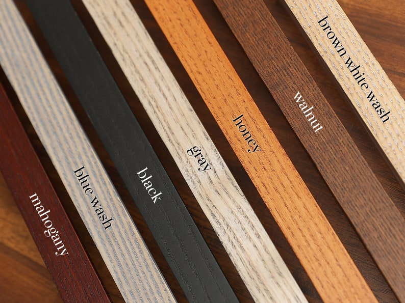 Puede incluir: Primer plano de ocho muestras de madera en diferentes colores y acabados, incluyendo caoba, lavado azul, negro, gris, miel, nogal y blanco lavado marr&oacute;n.