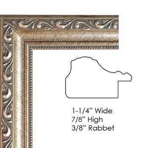 Op de afbeelding: Close-up van een decoratieve fotolijsthoek met sierlijke details. Het frame is een mix van goud- en grijstinten, met een textuur. De tekst geeft aan dat het frame 3,18 cm breed, 2,22 cm hoog en 0,95 cm diep is.