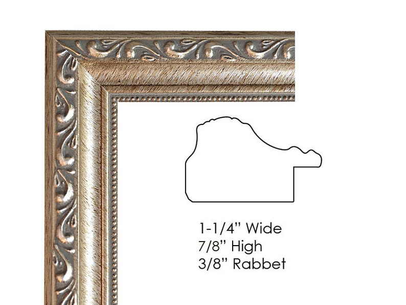 Op de afbeelding: Close-up van een decoratieve fotolijsthoek met sierlijke details. Het frame is een mix van goud- en grijstinten, met een textuur. De tekst geeft aan dat het frame 3,18 cm breed, 2,22 cm hoog en 0,95 cm diep is.