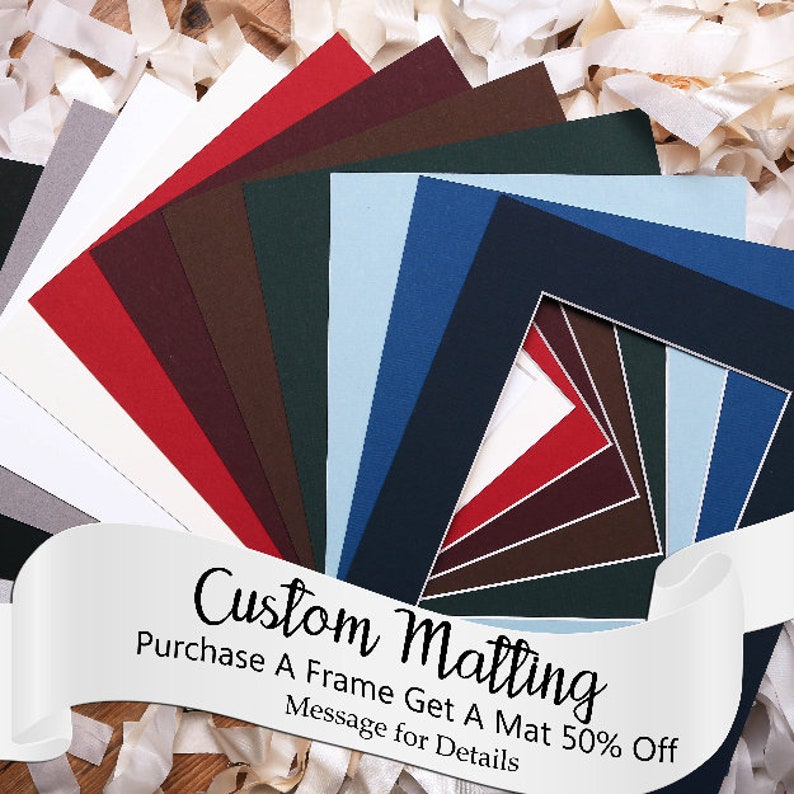 Puede incluir: Una variedad de colores de cart&oacute;n para enmarcar obras de arte. El cart&oacute;n est&aacute; dispuesto en forma de abanico con el texto "Custom Matting Purchase A Frame Get A Mat 50% Off Message for Details".