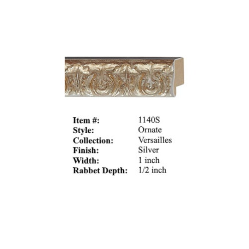 Puede incluir: Un primer plano de un marco de imagen decorativo con un dise&ntilde;o ornamentado. El marco tiene 1 pulgada de ancho y una profundidad de rebaje de 1/2 pulgada. El marco es de color plateado y forma parte de la colecci&oacute;n Versalles.