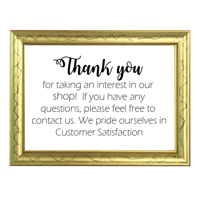 Puede incluir: Un marco dorado con fondo blanco y texto negro que dice "Gracias por interesarte en nuestra tienda! Si tienes alguna pregunta, no dudes en contactarnos. Nos enorgullecemos de nuestra satisfacci&oacute;n al cliente."