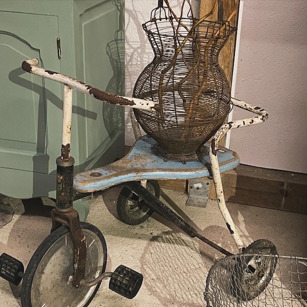Uraltes Dreirad, Vintage Dreirad, Kinderspielzeug, Vintage, Shabby