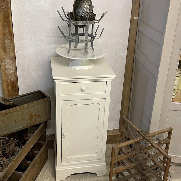 Uraltes Kommödchen, Beistell-Kommode, Frankreich, Shabby