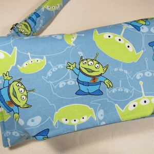 Bolso cruzado de tamaño infantil con los "Hombrecitos verdes" de Toy Story, inspirados en Disney